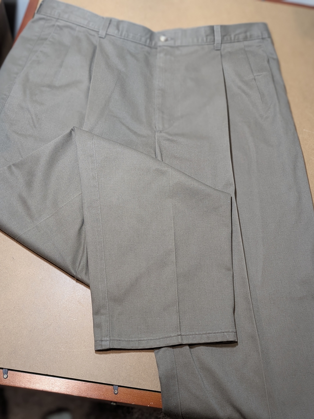 Hagger Men's Classic Pleated Shorts in Light Olive